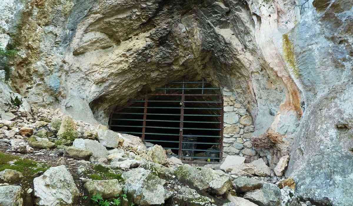 Hiking Girona Catalonia Garrotxa Slide 3